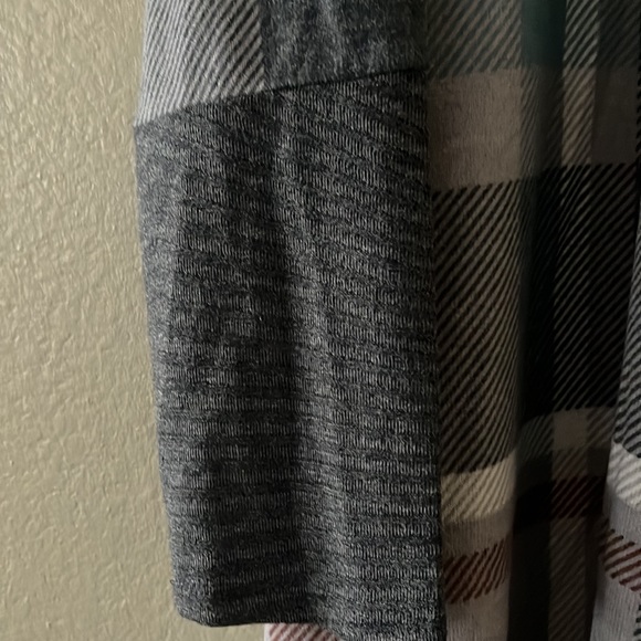 New with tag plaid cardigan size small - Picture 4 of 6